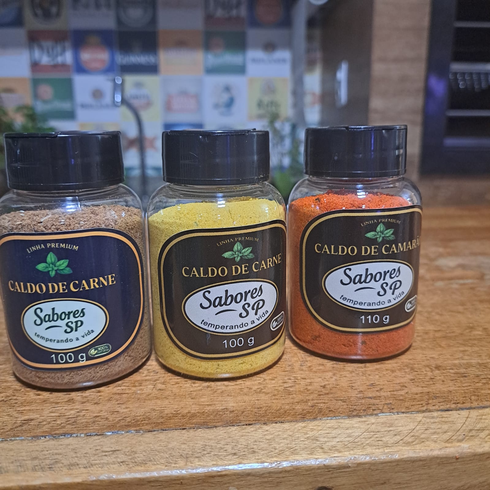 Três frascos da linha premium Sabores São Paulo em ambiente gastronômico