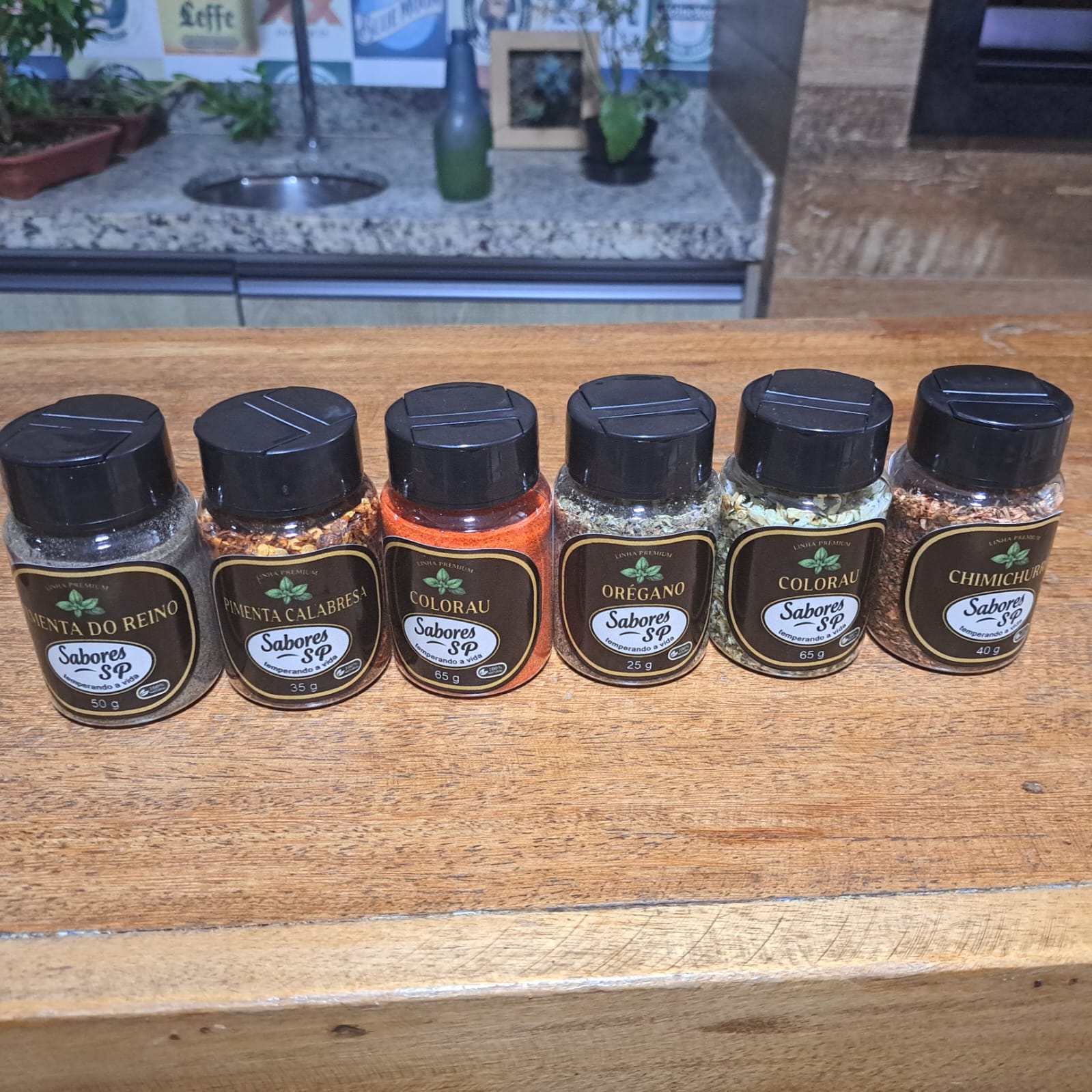 Linha de temperos Sabores São Paulo com diferentes sabores em bancada rústica